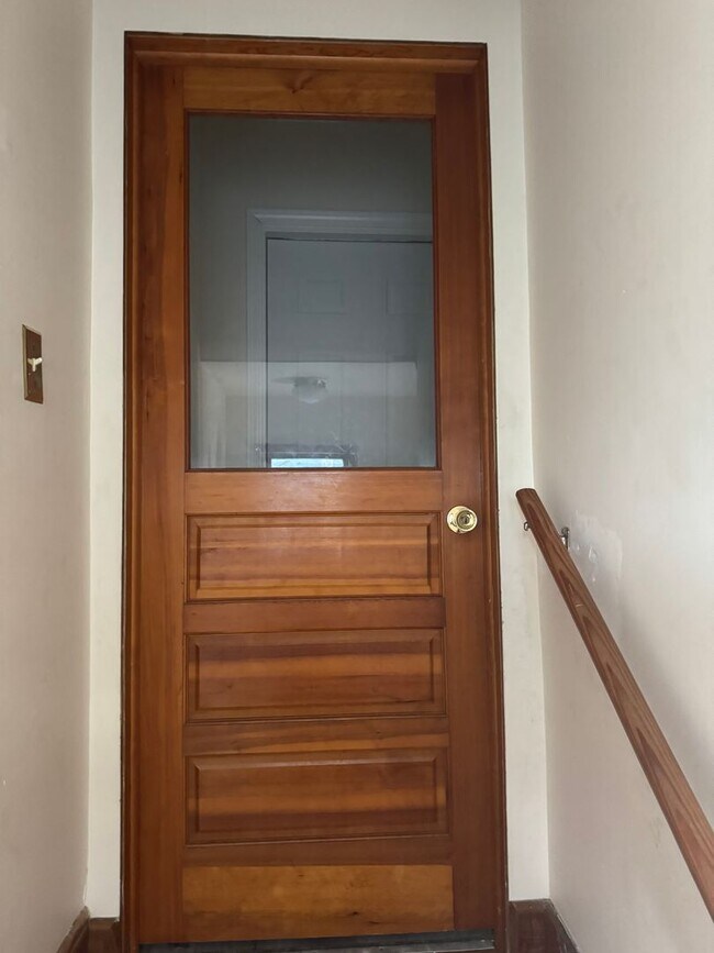 Building Photo - 3 Bedroom 1 Bath 2nd Floor Unit