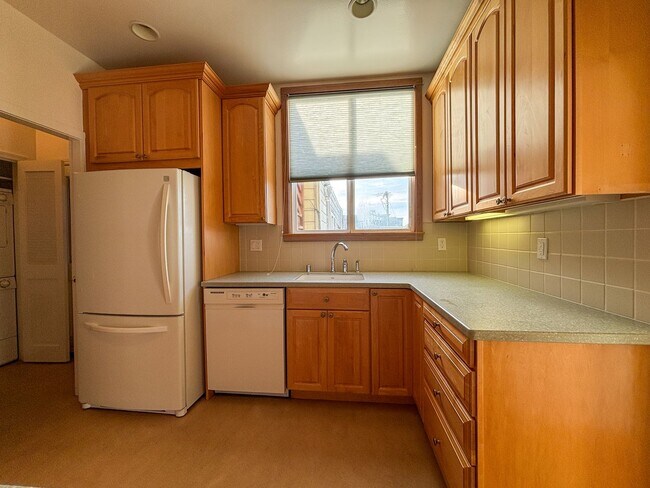 Building Photo - 1427-1429-1429 Taraval St