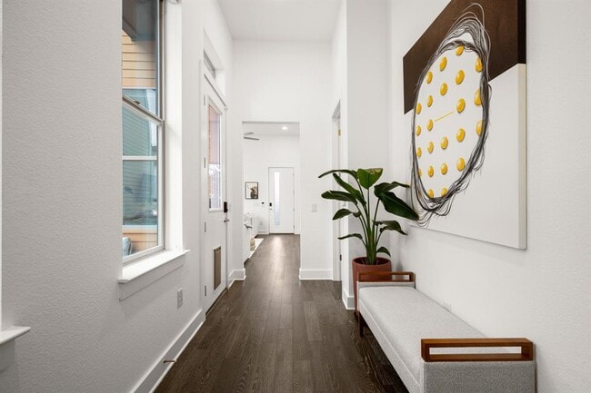 Building Photo - 6013 Florencia Ln