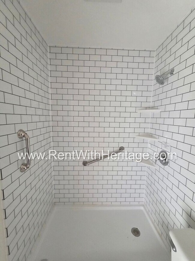 Building Photo - Awesome 3 bd/ 2 bath home / Ranch Home / No Steps / Upgrades Galore / Great Location