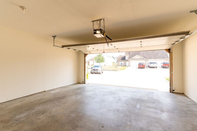 Building Photo - Huge 3 Bedroom, 2 Bath Town Home in SW Col...