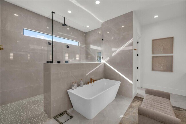 Building Photo - Beautiful 6-Bedroom, 5-Bathroom Home for R...