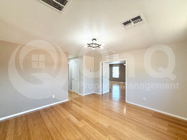 Building Photo - 681 E Woodsman Pl