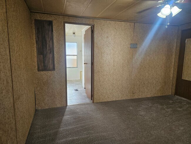 Building Photo - Large 3 bed/2 bath manufactured home in de...