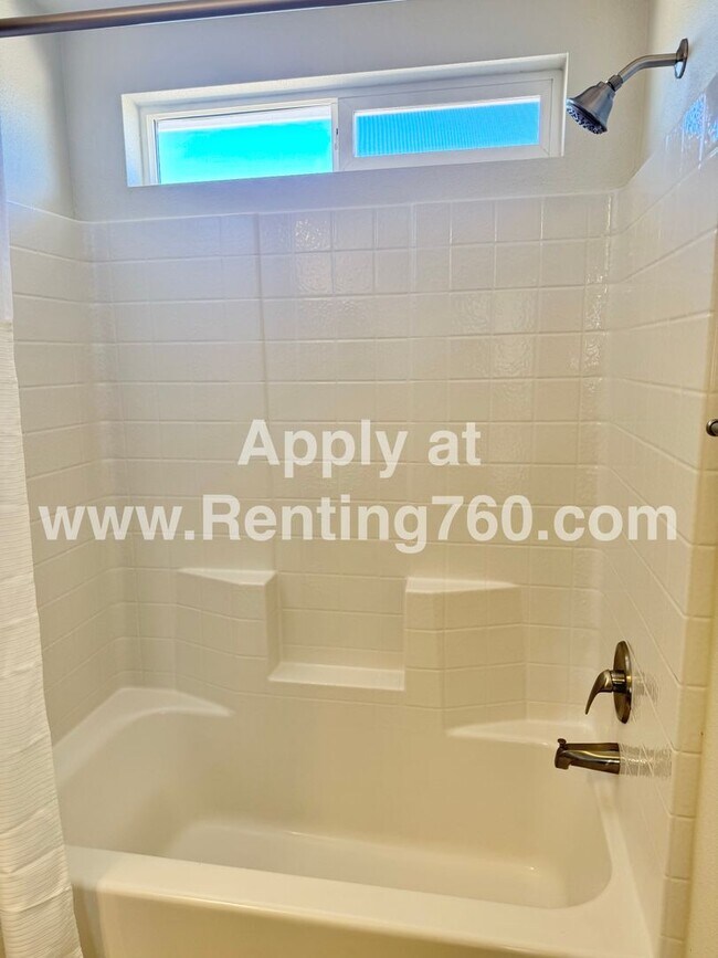 Building Photo - Huge 4 Bedroom Home!!