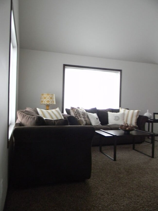 Building Photo - 521 E Foxtail Dr