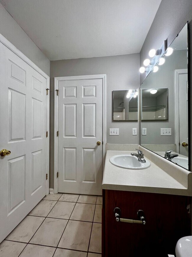 Building Photo - Gorgeous 3 BD 3 BA Townhome Located in Chase's Run!