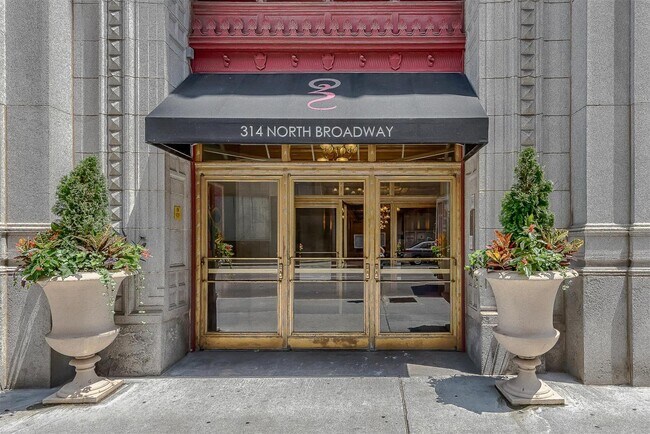 Building Photo - 300-314 N Broadway