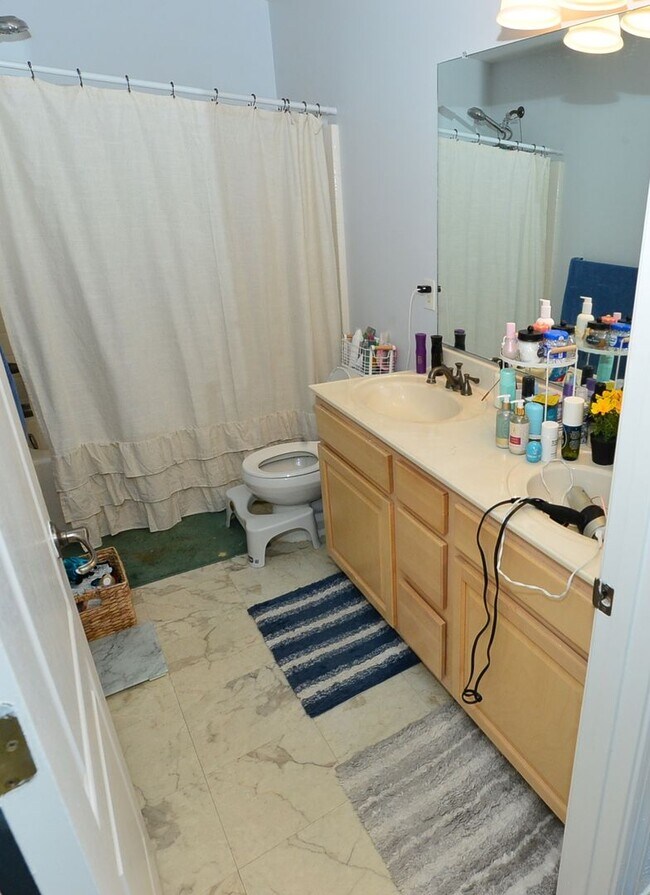 Building Photo - Beautiful Townhome/condo