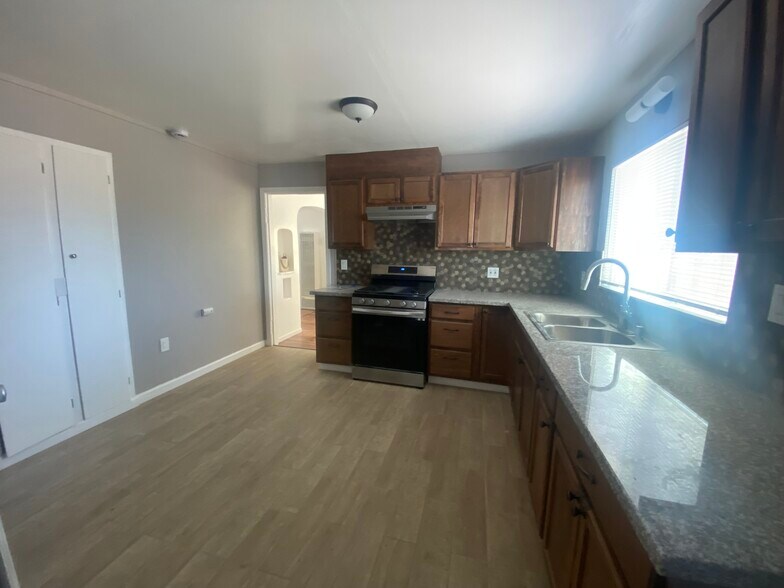 Building Photo - 207 Curry Ave