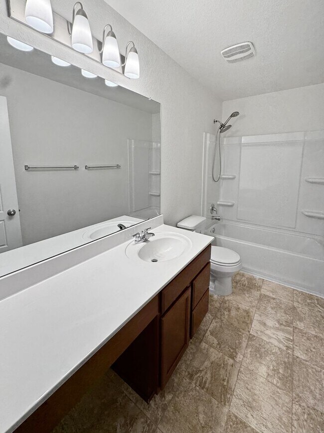 Building Photo - New Braunfels gem