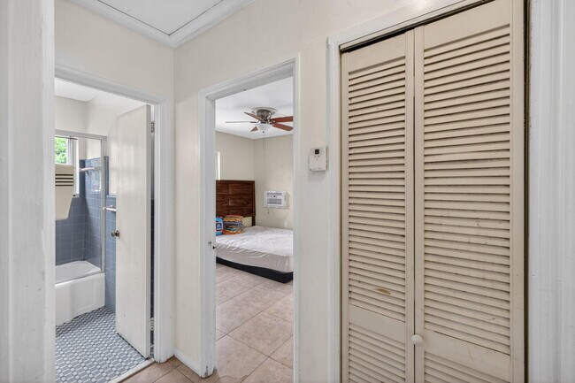 Building Photo - 841 SW 18th Ct