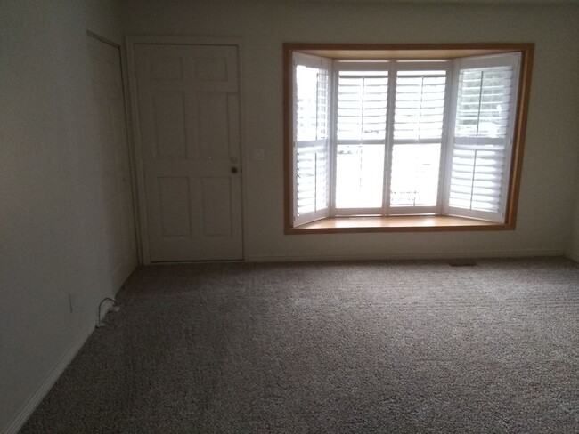 Building Photo - 3 bed, 1 Bath, 1000 SF with washer/dryer, ...