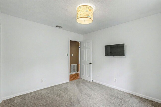 Building Photo - 4 bedroom house in Hesse school district