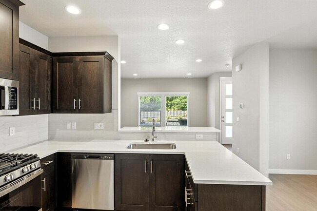 Building Photo - Brand New Townhome in Pleasant Valley Vill...