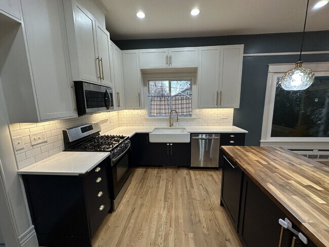 Building Photo - "Charming 3-Bed Oasis with Granite Touches & Cozy Fireplace in Nampa!"