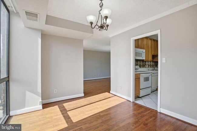 Building Photo - 2300 Pimmit Dr