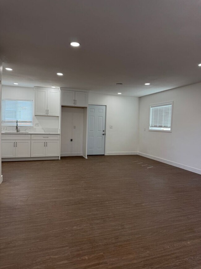 Building Photo - Garden Grove Home
