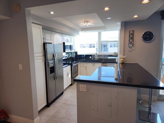 Building Photo - 1238 Hillsboro Mile