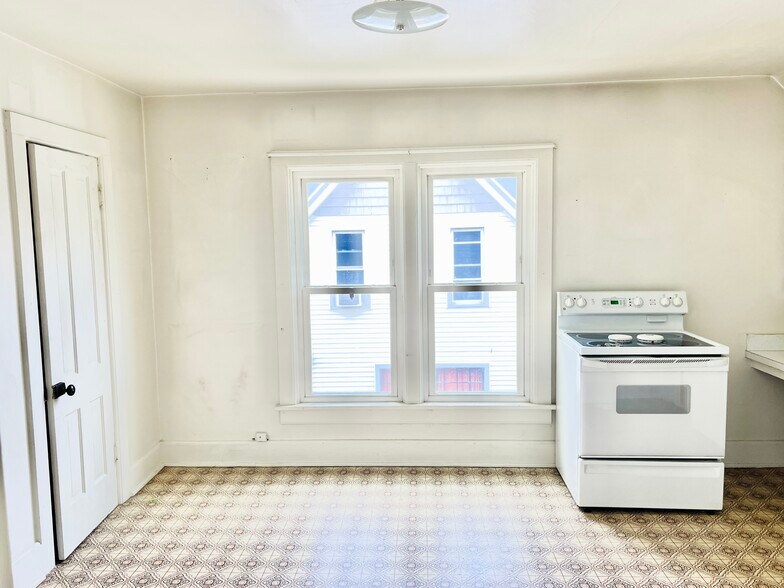 Building Photo - 27 Reed St