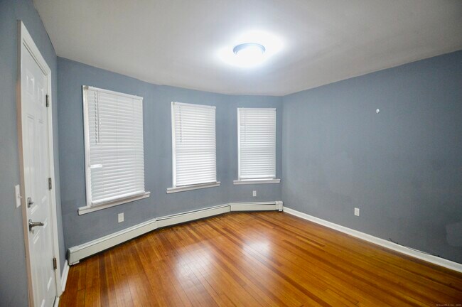 Building Photo - 807 Brewster St
