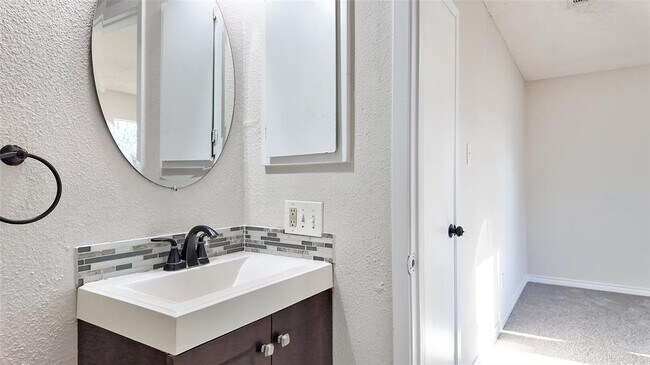 Building Photo - 4706 Glendower Dr