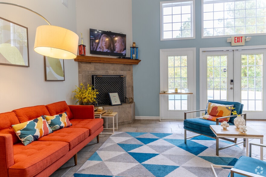 Clubhouse - Resident Lounge - Hidden Lake