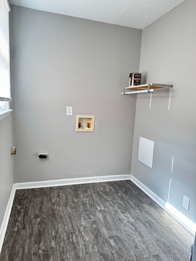 Building Photo - Brick 3 bedroom ranch, large living room, ...