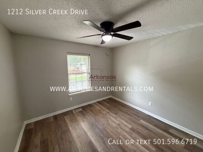 Building Photo - 1212 Silver Creek Dr