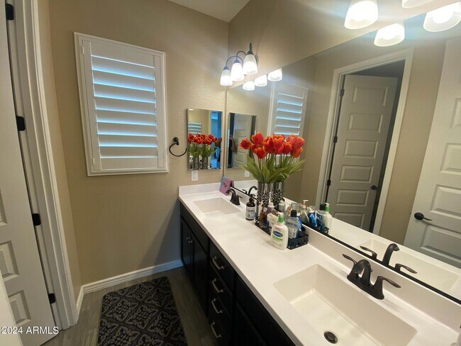 Building Photo - 3318 E Los Gatos Dr