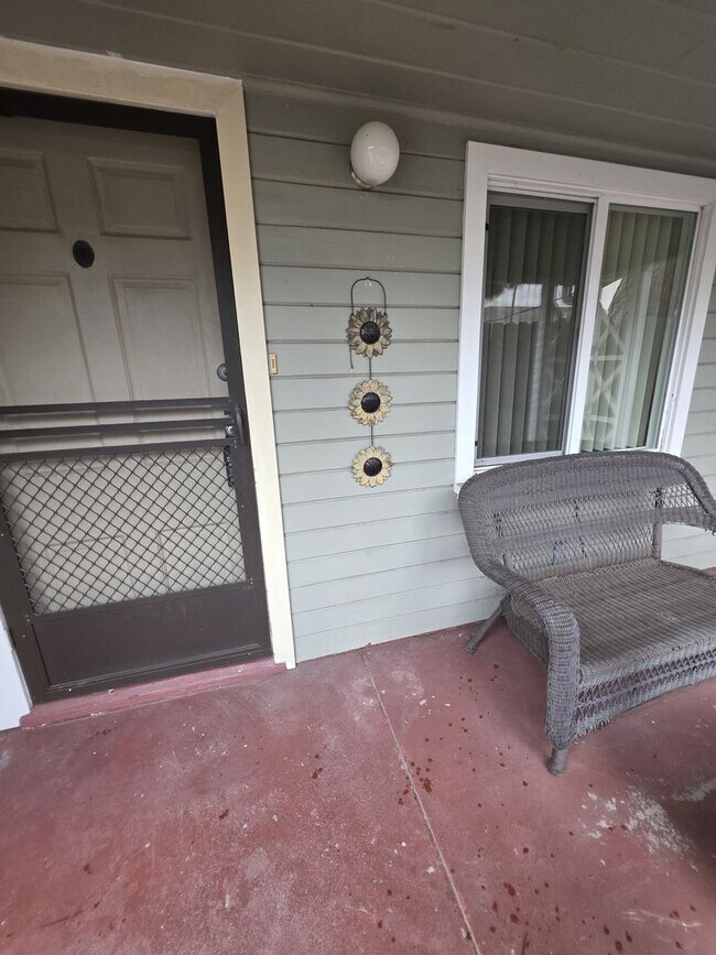 Building Photo - 2072