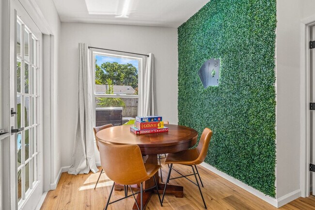 Building Photo - 10703 Del Prado Dr S