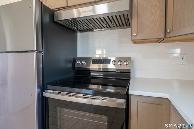 Building Photo - 751 Old Stratfield Rd