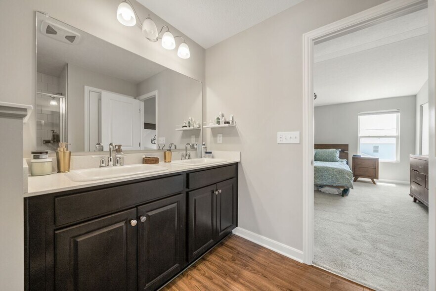 Building Photo - 1033 Quarry Oak Dr