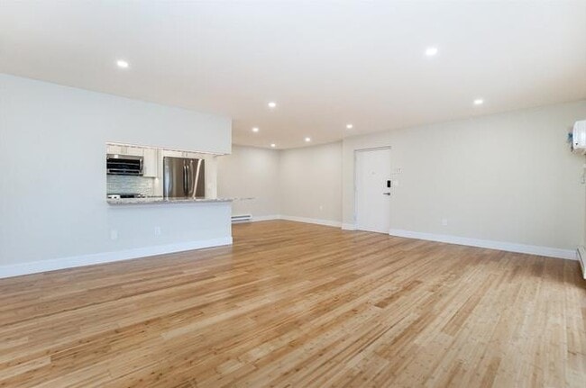 Building Photo - U268L