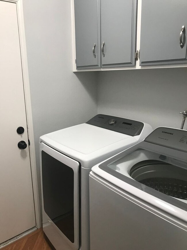 Building Photo - 2 BEDROOM/2BATH TOWN HOUSE STYLE CONDO IN ...