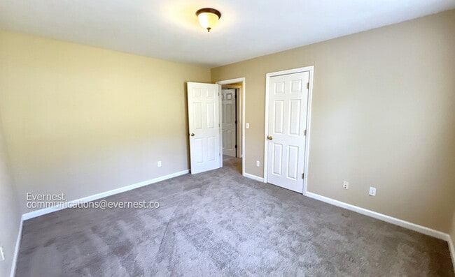 Building Photo - 181 Fox Crest Dr SW