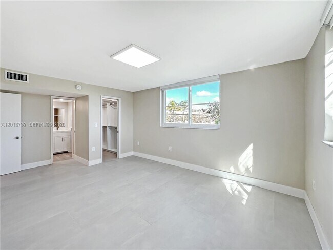 Building Photo - 1145 Normandy Dr