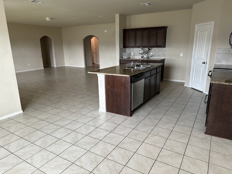 Building Photo - 542 Clearlake Dr