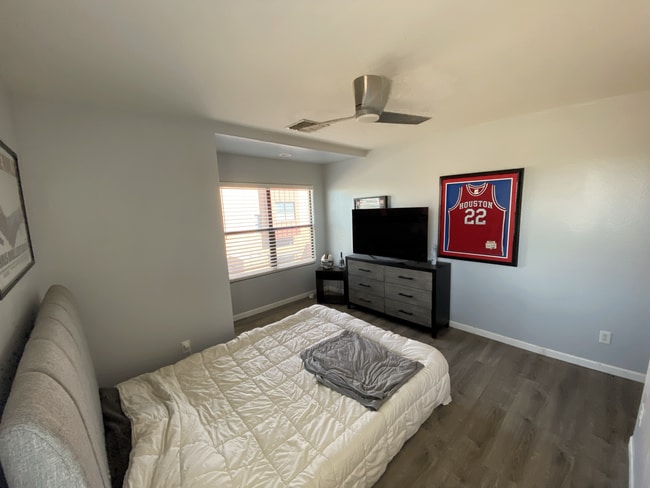 Building Photo - 330 S Farmer Ave