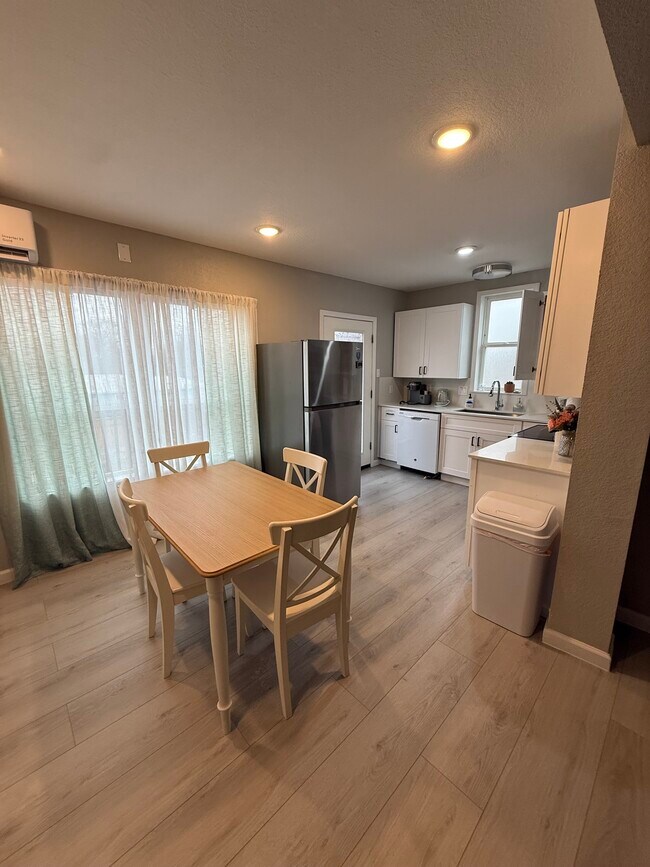 Building Photo - 2819 S Pine St