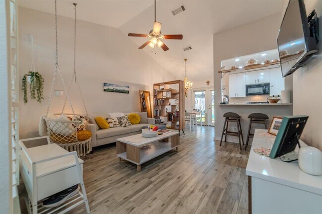 Building Photo - 1015 E Yager Ln