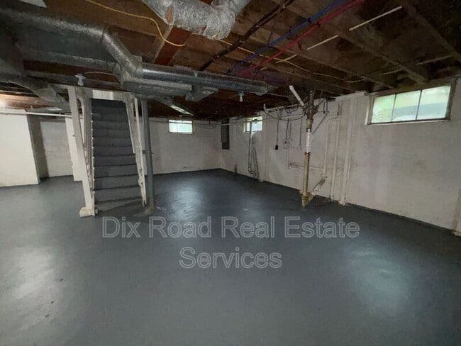 Building Photo - 144 Niagara Ave