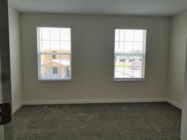 Building Photo - Spacious Oaks at Moss Park Home!