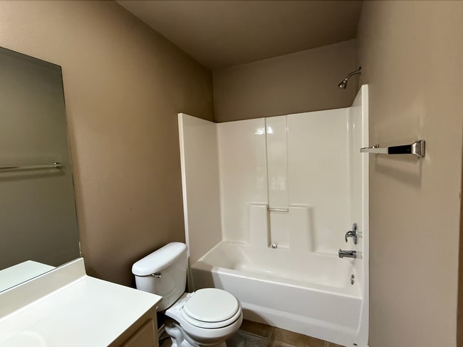 Building Photo - Welcome to this stunning 3-bedroom, 2-bathroom home located in the desirable Broken Arrow, OK.