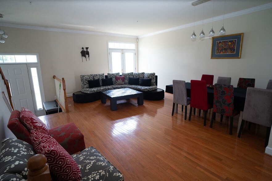 Living and Dining room - 604 Kingfisher Ave