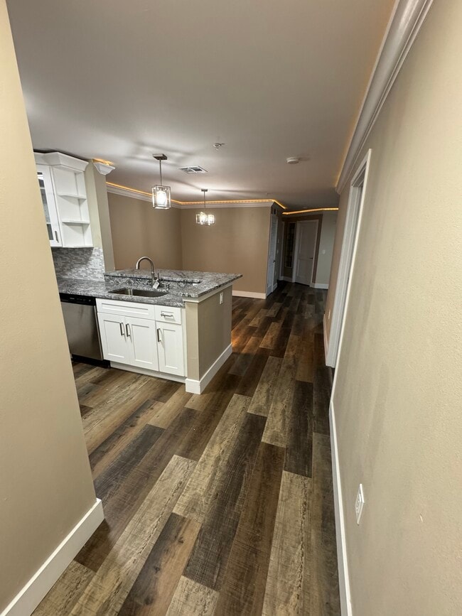 Building Photo - 1919 Summer Club Dr