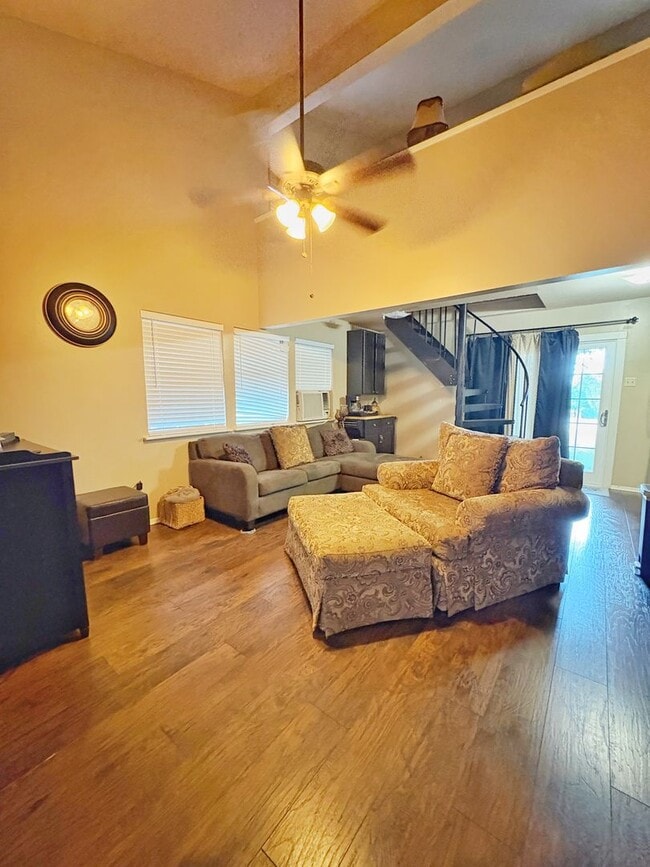Building Photo - Fully Furnished 2/1