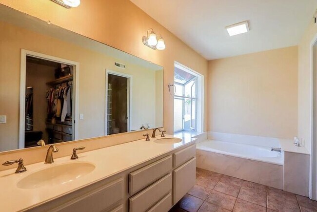 Building Photo - Quiet Cul De Sac Home