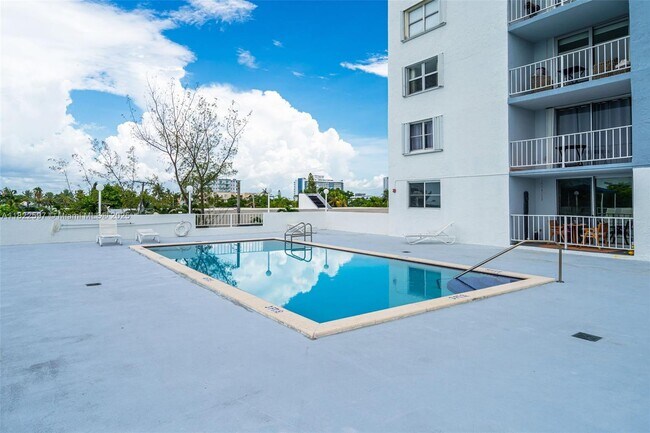Building Photo - 6900 Bay Dr